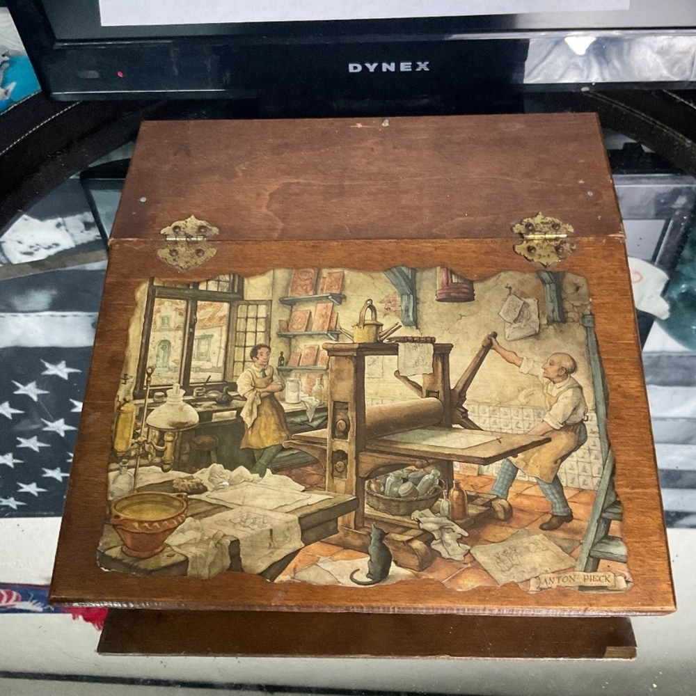 VINTAGE WOODEN BOX WITH ANTON PIECK SCENE ON LID